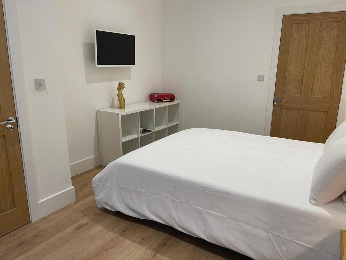 Bagshot Pennyhill Camberley Ascot Luxury 2 Beds 1 Bath Sleeps 4 Pets Ok Permit Parkingアパートメント エクステリア 写真