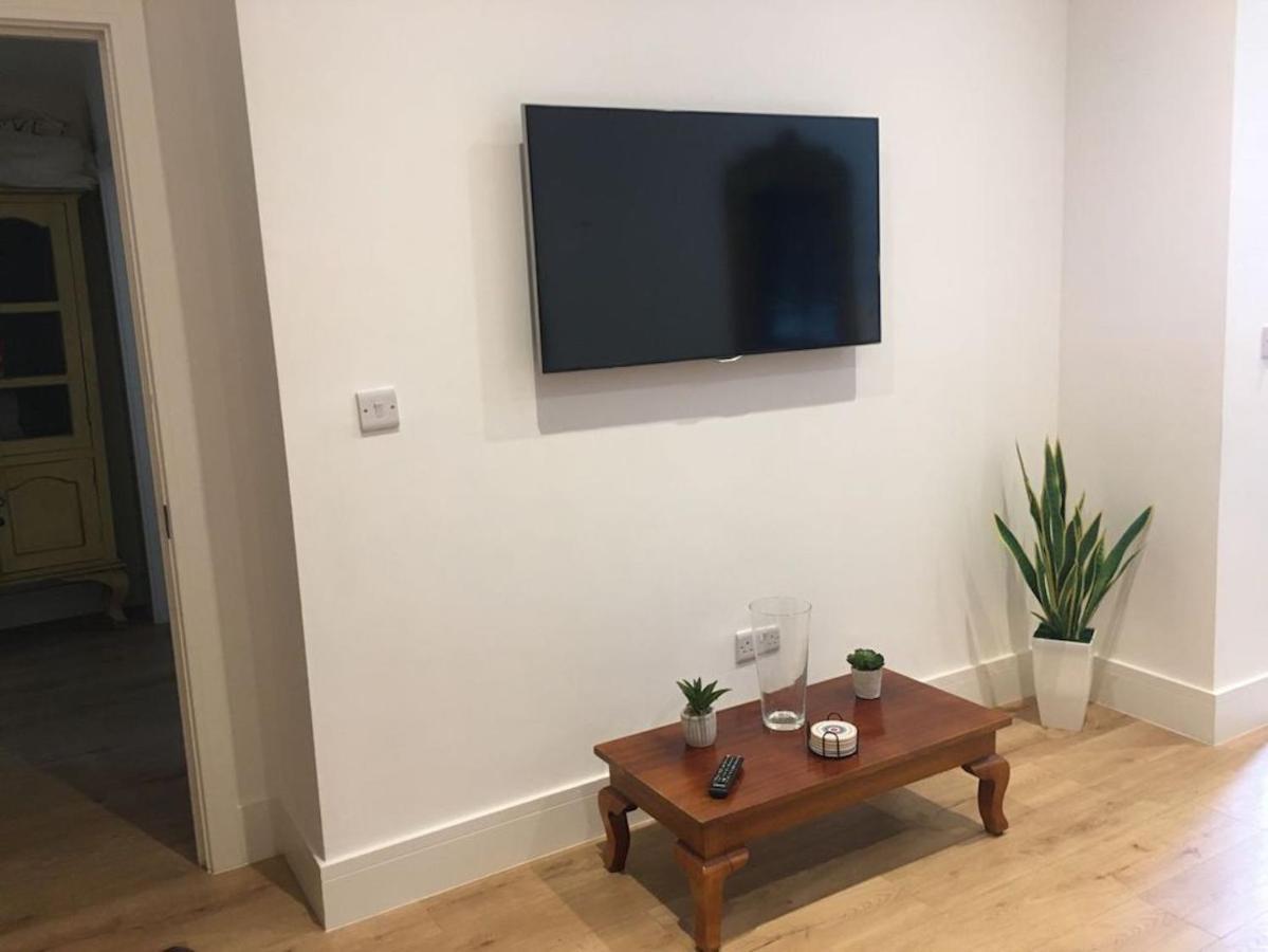 Bagshot Pennyhill Camberley Ascot Luxury 2 Beds 1 Bath Sleeps 4 Pets Ok Permit Parkingアパートメント エクステリア 写真