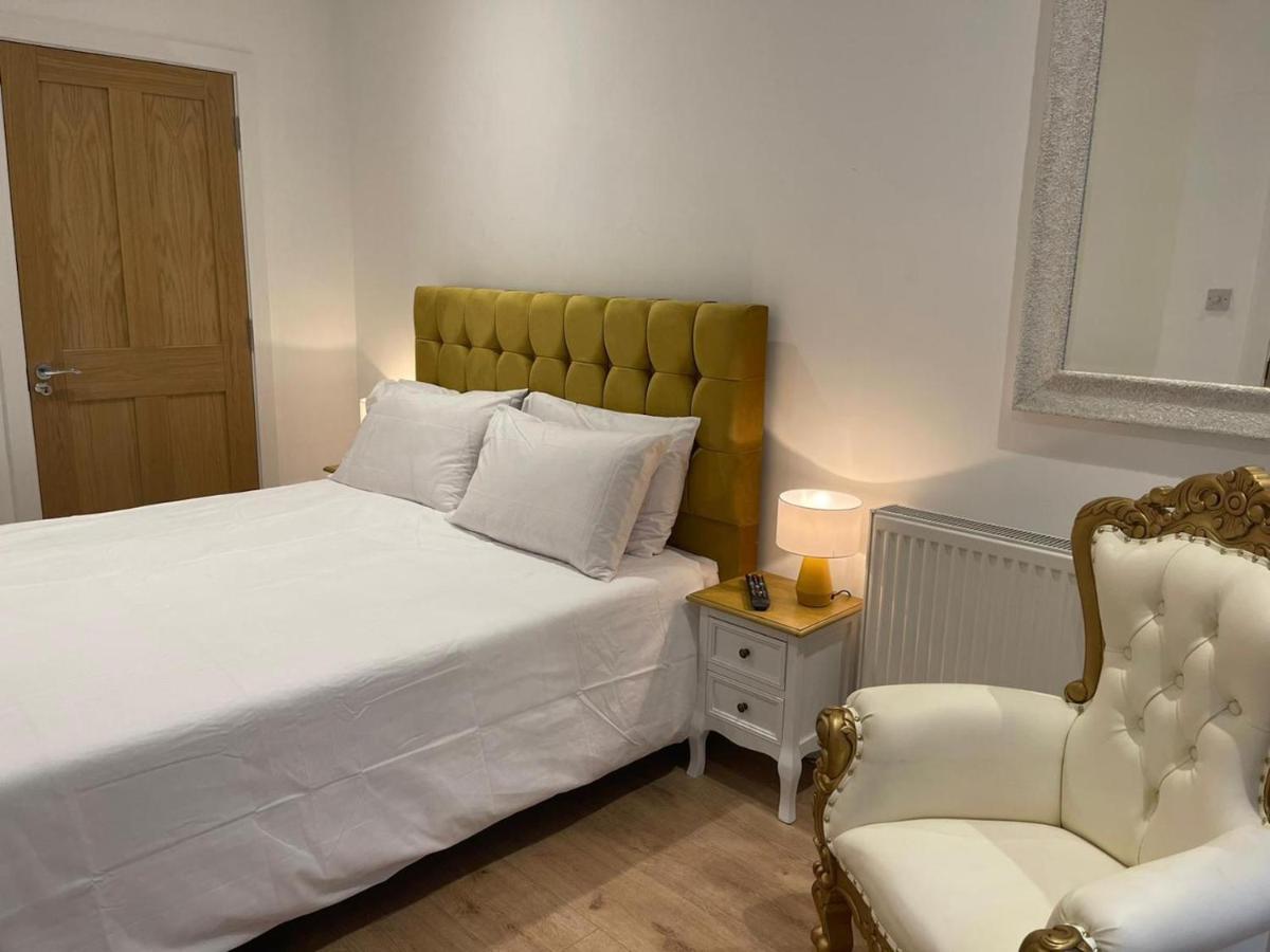 Bagshot Pennyhill Camberley Ascot Luxury 2 Beds 1 Bath Sleeps 4 Pets Ok Permit Parkingアパートメント エクステリア 写真