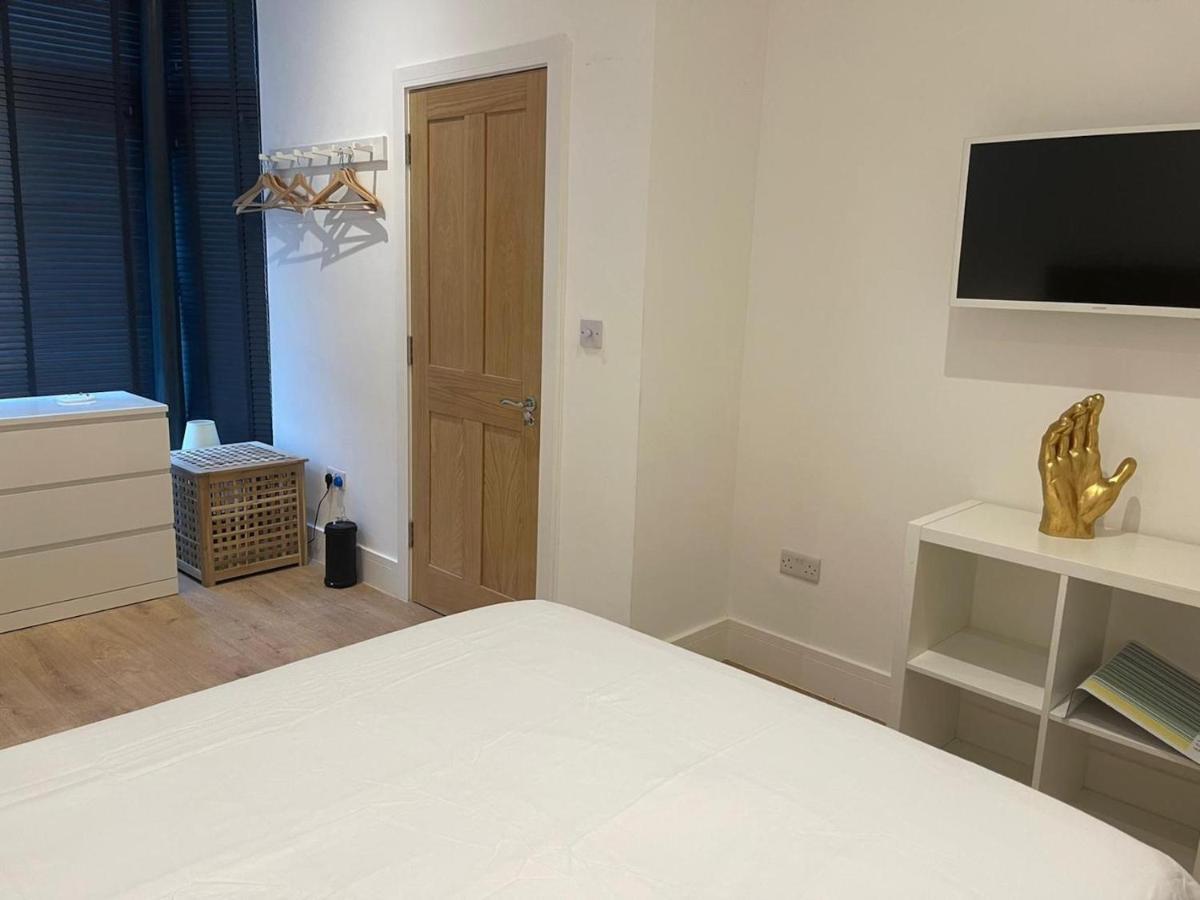 Bagshot Pennyhill Camberley Ascot Luxury 2 Beds 1 Bath Sleeps 4 Pets Ok Permit Parkingアパートメント エクステリア 写真